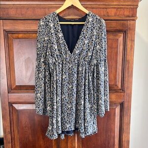 Chic Blue Floral V-Neck Dress